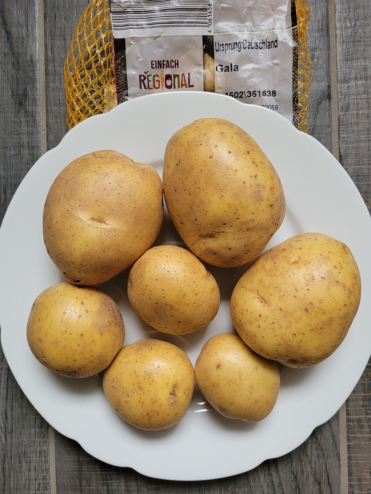 Клубни картофеля сорта Гала с гладкой жёлтой кожурой